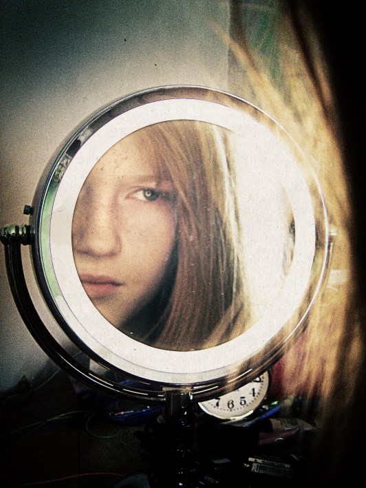 girl-looking-in-the-mirror